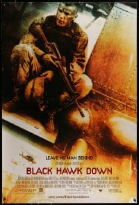 9g198 BLACK HAWK DOWN DS 1sh 2001 Ridley Scott, Josh Hartnett with assault rifle in helicopter!