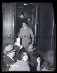 9m539 ERROL FLYNN 4x5 negative 1939 disembarking train to meet President Roosevelt at White House!
