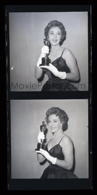 9m556 SUSAN HAYWARD group of 2 3x3 negatives 1959 with her Best Actress Oscar from I Want To Live!