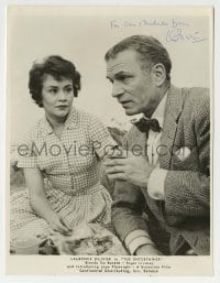 1b502 LAURENCE OLIVIER signed 7.75x10 still 1960 c/u with Joan Plowright in The Entertainer!