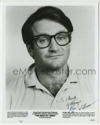 1b568 ROBIN WILLIAMS signed 8x10 still 1986 great portrait wearing glasses from The Best of Times!