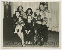 1b574 ROY ROGERS signed 8x10 still 1950s great portrait of the cowboy star with his big family!
