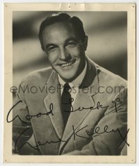1b421 GENE KELLY signed deluxe 4x5 still 1950s head & shoulders smiling portrait in suit & tie!