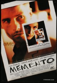 1c621 MEMENTO 1sh 2000 great image of tattooed Guy Pearce, directed by Christopher Nolan!