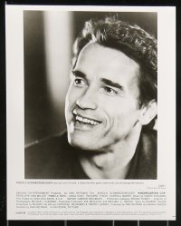 1m751 KINDERGARTEN COP presskit w/ 11 stills 1990 Arnold Schwarzenegger, directed by Ivan Reitman!