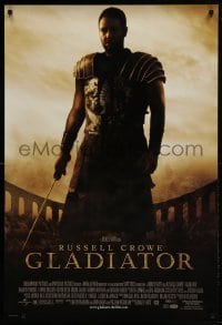 1z547 GLADIATOR DS 1sh 2000 Ridley Scott, cool image of Russell Crowe in the Coliseum!