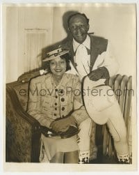 2a404 EDDIE ANDERSON 8x10 news photo 1930s at home with his wife wearing wacky suit & boots!