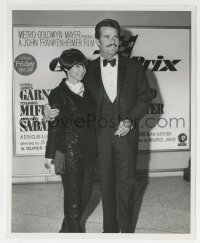 2a485 GRAND PRIX candid 8.25x10 still 1967 James Garner & his wife at Cinerama premiere by poster!