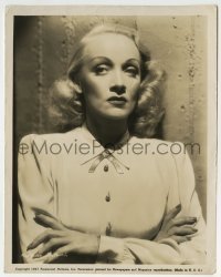 2a664 MARLENE DIETRICH 8x10.25 still 1947 portrait of the leading lady with her arms crossed!