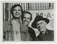 2a669 MASH TV 7.25x9.25 still 1975 great smiling c/u of Alan Alda, Mike Farrell & Harry Morgan!