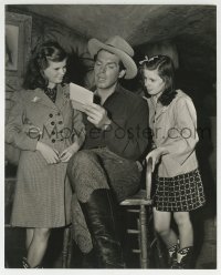 2a774 RANGERS OF FORTUNE candid 7.75x9.5 still 1940 Fred MacMurray, Betty Brewer & sister w/fan mail
