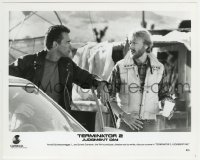 2a887 TERMINATOR 2 candid 8x10 still 1991 Arnold Schwarzenegger & director James Cameron on set!