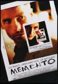 2b017 MEMENTO Canadian 1sh 2000 great image of tattooed Guy Pearce, directed by Christopher Nolan!