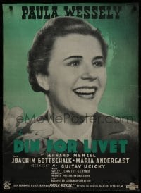 3f223 EIN LEBEN LANG Danish 1940 close-up of smiling Paula Wessely over green background!