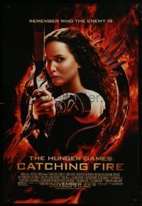 4g417 HUNGER GAMES: CATCHING FIRE advance DS 1sh 2013 close-up of Jennifer Lawrence w/bow!