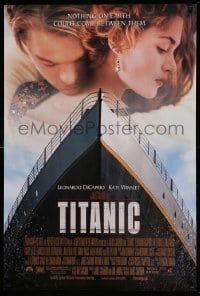 4r958 TITANIC 1sh 1997 great romantic image of Leonardo DiCaprio & Kate Winslet!
