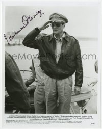 4t545 LAURENCE OLIVIER signed 8x10.25 still 1982 saluting in costume on the set of Inchon!