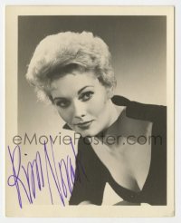 4t665 KIM NOVAK signed 4x5 fan photo 1960s portrait of the sexy blonde wearing low-cut blouse!