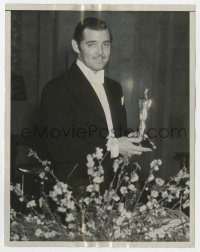 4x278 CLARK GABLE 7x9 news photo 1935 receiving Best Actor Oscar for It Happened One Night!