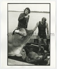 4x062 JAWS deluxe candid 8x10 file photo 1975 Steven Spielberg on Bruce pointing at Shaw by Goldman!