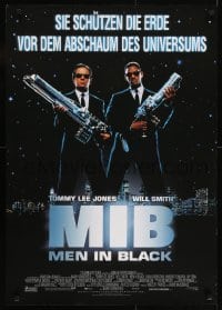 5f138 MEN IN BLACK German 1997 Will Smith & Tommy Lee Jones with huge guns!