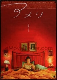 5f337 AMELIE Japanese 2001 Jean-Pierre Jeunet, image of Audrey Tautou in bed under huge red wall!