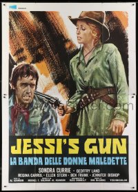 5j246 JESSI'S GIRLS Italian 2p 1975 different art of Sondra Currie holding gun to rapist's head!