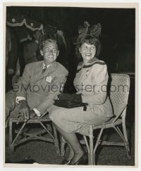 5x046 ALAN LADD/SUE CAROL 8.25x10 news photo 1940s husband & wife seated & smiling at party!