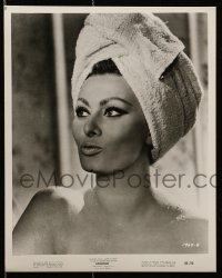 6d869 ARABESQUE 2 8x10 stills 1966 sexy Sophia Loren gets out of shower and wearing great hat!