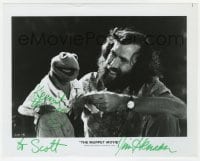 6s359 JIM HENSON signed 8x10 still 1979 smiling with Kermit the Frog from The Muppet Movie!