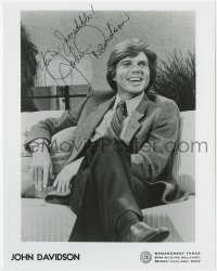 6s636 JOHN DAVIDSON signed 8x10 publicity still 1970s smiling in suit & tie, sitting on couch!
