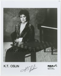6s639 K.T. OSLIN signed 8x10 publicity still 1980s the country singer/songwriter at RCA Records!