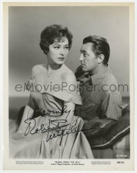 6s518 ROBERT MITCHUM signed 8x10.25 still 1960 with pretty Eleanor Parker in Home From the Hill!