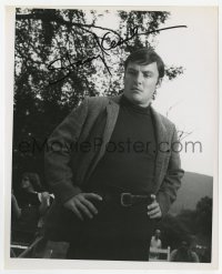 6s963 STACY KEACH signed 8x10 REPRO still 1980s great youthful close up with his hands on his hips!