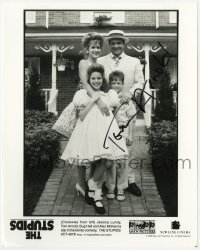 6s572 TOM ARNOLD signed 8x10 still 1996 great portrait with his family in The Stupids
