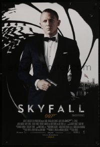 6y418 SKYFALL DS English 1sh 2012 cool image of Daniel Craig as Bond with gun, the newest 007!