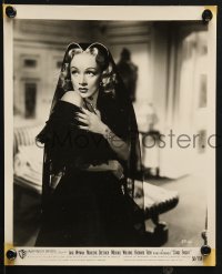 7d977 STAGE FRIGHT 2 8x10 stills 1950 candid Jane Wyman, portrait of Marlene Dietrich, Hitchcock!
