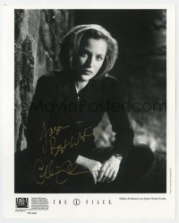 7s446 GILLIAN ANDERSON signed TV 8x10 still 1998 portrait as Agent Dana Scully in The X-Files!