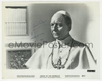 7s506 JOHN GIELGUD signed 8x10.25 still 1968 c/u as The Elder Pope in Shoes of the Fisherman!
