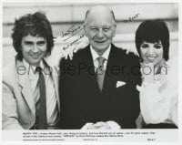 7s505 JOHN GIELGUD signed 7.5x9.5 still 1981 between Dudley Moore & Liza Minnelli in Arthur!