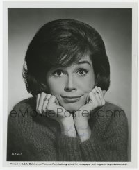 7s548 MARY TYLER MOORE signed 8x10 still 1970s great close portrait resting her head on her hands!