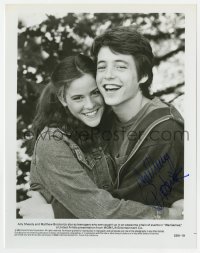 7s549 MATTHEW BRODERICK signed 8x10.25 still 1983 close up hugging Ally Sheedy in WarGames!