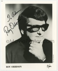 7s980 ROY ORBISON signed 8x10 publicity still 1980s cool portrait at Virgin Records by Sheila Rock!