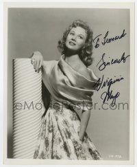 7s637 VIRGINIA MAYO signed 8x10 key book still 1940s great close portrait leaning on pedestal!
