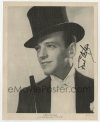 7s764 FRED ASTAIRE signed 8x10 fan photo 1935 best close portrait from Top Hat!