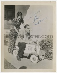 8y279 PAT O'BRIEN signed 8x10.25 still 1930s clowning around on kid's car toy with his wife!