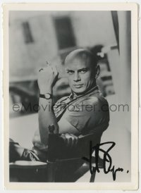 8y395 YUL BRYNNER signed 5x7 fan photo 1950s close up smoking in director's chair on movie set!