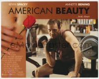 9b036 AMERICAN BEAUTY LC 1999 close up of Kevin Spacey lifting weights in his garage!