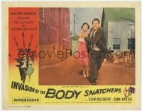 9b398 INVASION OF THE BODY SNATCHERS LC 1956 c/u of Kevin McCarthy & Dana Wynter running in alley!