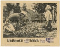 9b578 MISFITS LC #3 1961 Clark Gable digs in the yard while sexy Marilyn Monroe watches!